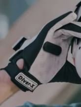 قفازات تحكم بالواقع الافتراضي مجهزة بردود فعل لمسية