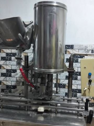 ماكينه قفل غطاء بالتلقيم